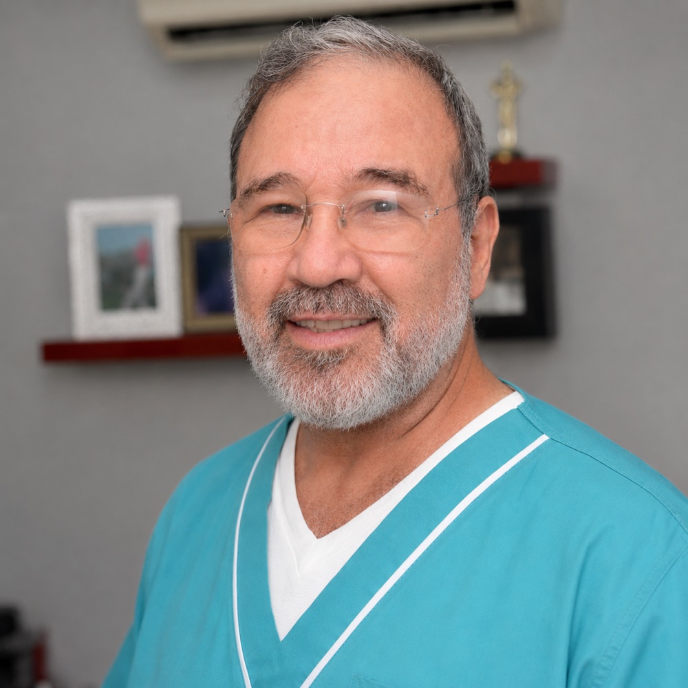 Dr. Carlos Javier Segura Cárdenas, experto en odontología cosmética e implantes dentales en Villahermosa