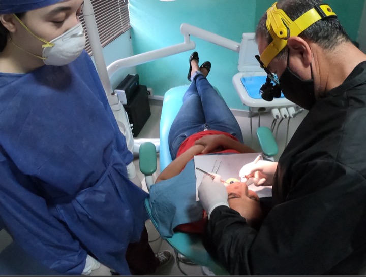 Procedimiento odontológico en atención clínica