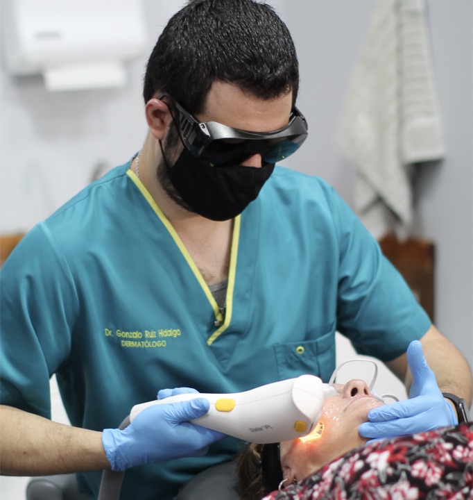Dr. Gonzalo Ruiz Hidalgo realizando procedimiento dermatológico en Villahermosa